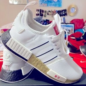 COPY - NEW! Comes with a box.